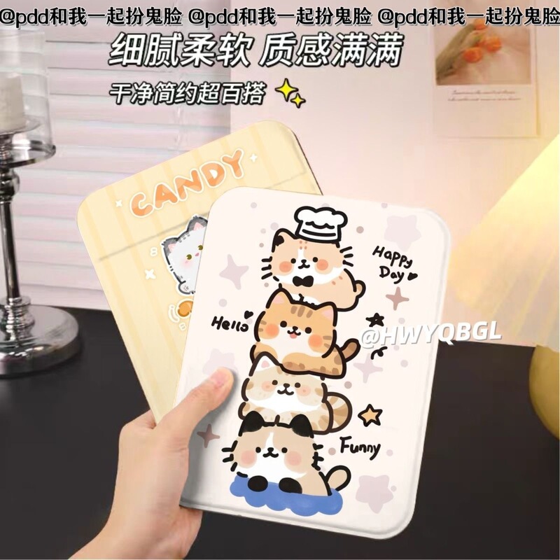 かわいい猫女子寮のオフィスは折り畳み化粧鏡のデスクトップの小さな鏡を持ち歩いている|undefined