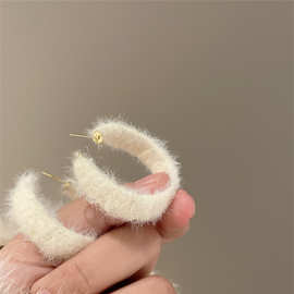 秋冬新款毛绒C型耳圈女设计感小众气质圆环大圆圈耳环高级感耳饰