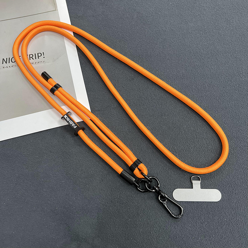 日系8mm携帯電話のストラップは、携帯ケースのストラップに斜めにまたがっています。|undefined