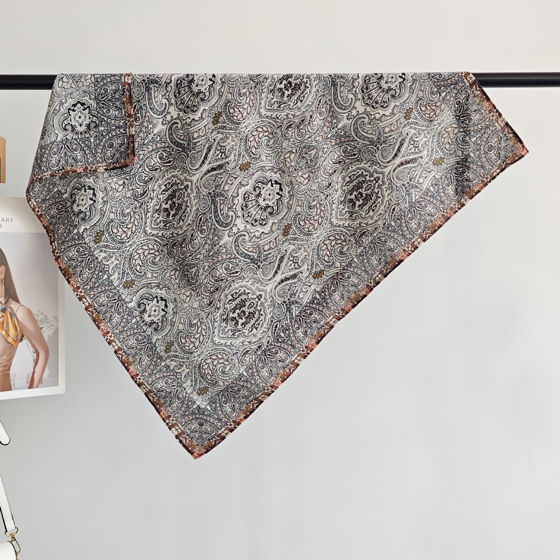 Versión coreana del clásico pañuelo de seda de terciopelo retro que se siente mujer 68 bufanda de flor de anacardo chal protector de cuello de doble uso bufanda cuadrada salvaje mujer