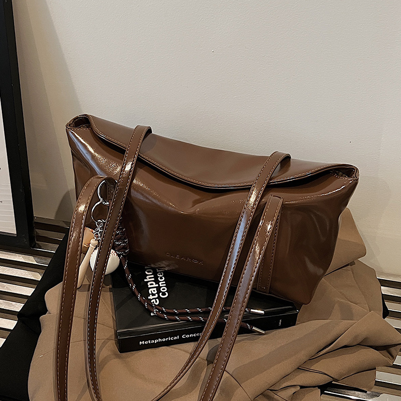 High-End Large-Capacity Brown Bag for Women 2026 New Commuter Shoulder Bag Autumn and Winter Oil Leather Retro Tote Bag