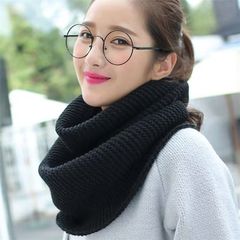 首を囲む女性の韓国版の学生はマフラーの女性をかぶせます。