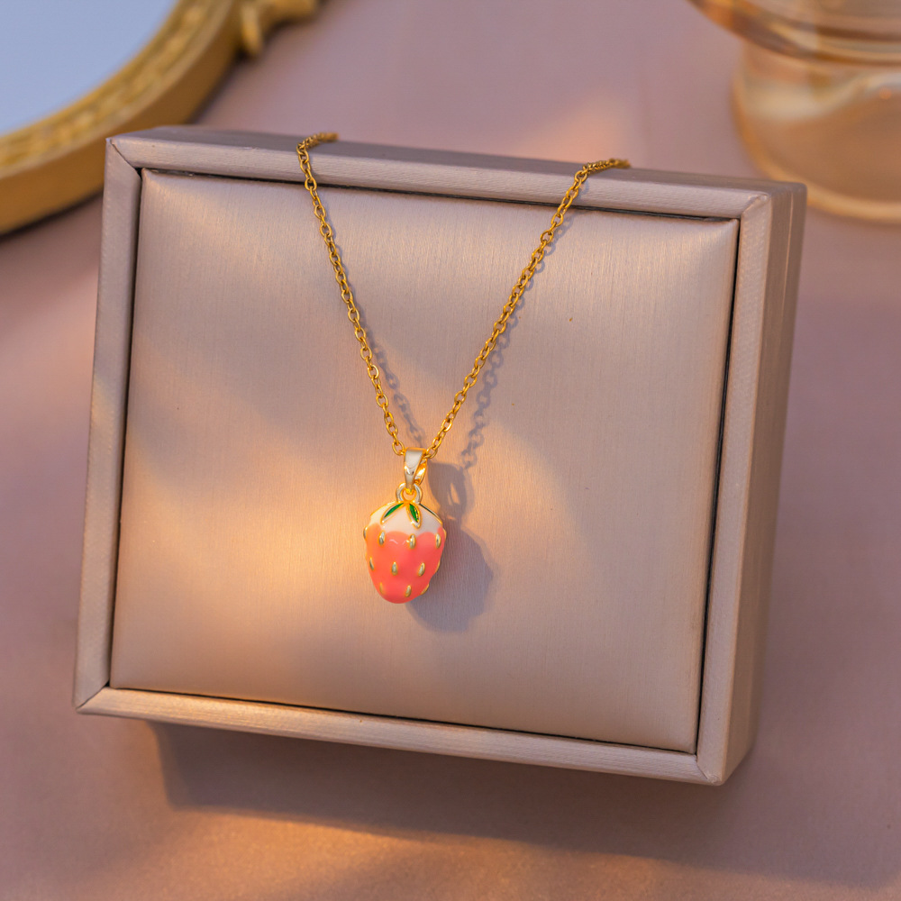 Collar de clavícula con fresas de esmalte – pequeño, fresco, dulce, frutal, de nicho