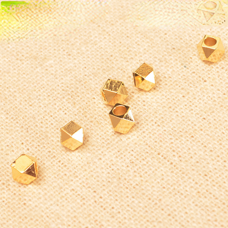 Cobre chapado en oro de 18 quilates y plata geométrica lote ángulo cuentas cuadradas lote flor espaciador perlas plateado roto plata corte ángulo perlas DIY accesorios de la joyería perlas sueltas