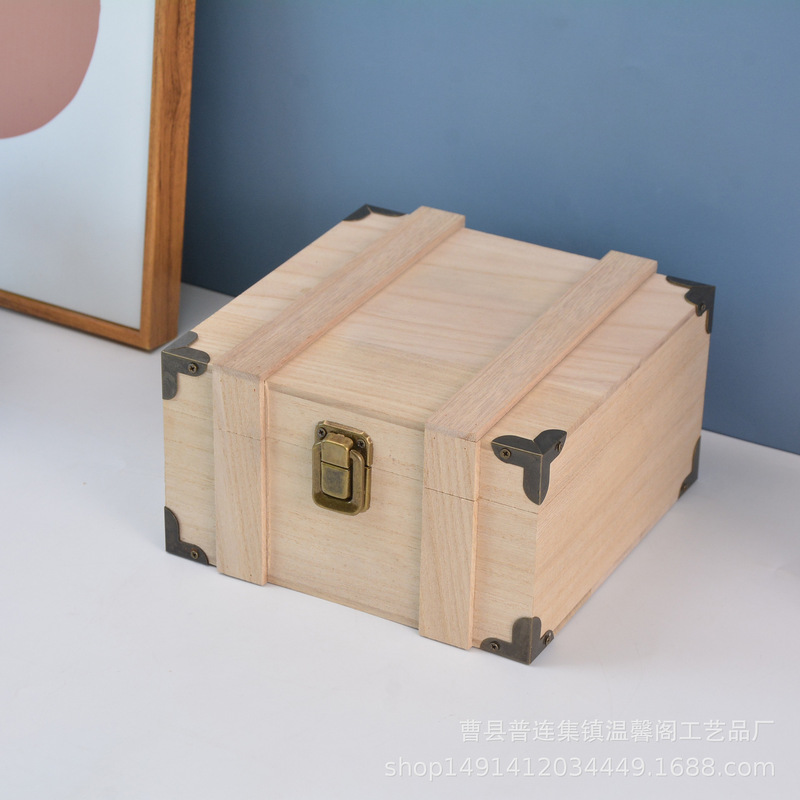 桐の木の箱は木の箱をひっくり返して贈り物を包装します。|undefined