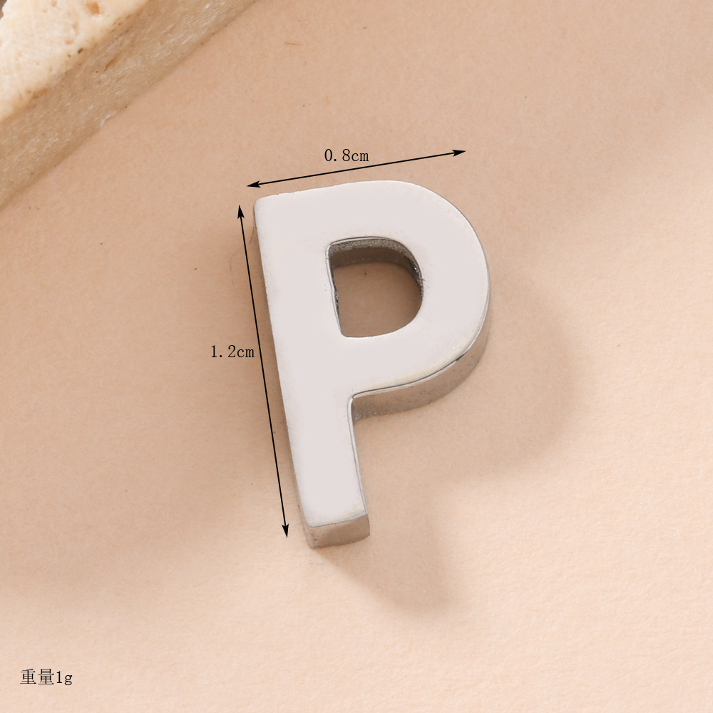 Venta caliente transfronteriza 26 letras inglesas colgantes de agujero recto collar de acero inoxidable colgantes accesorios de letras de bricolaje fabricantes de joyas