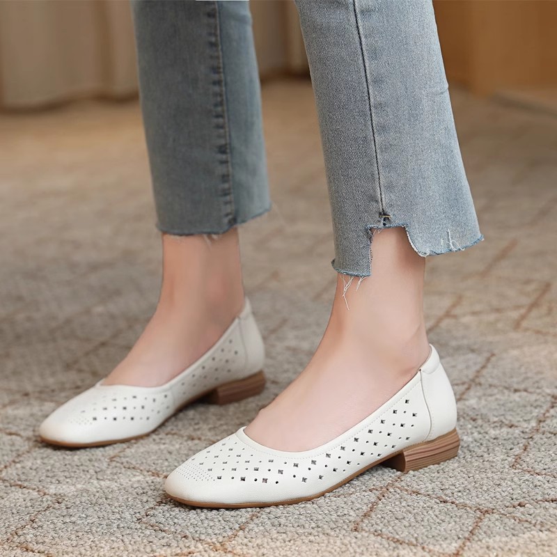 2026 verano nuevo tacones bajos superficia respirable zapatos de cuero huecos zapatos de mujer suave sandalias antideslizantes de madre