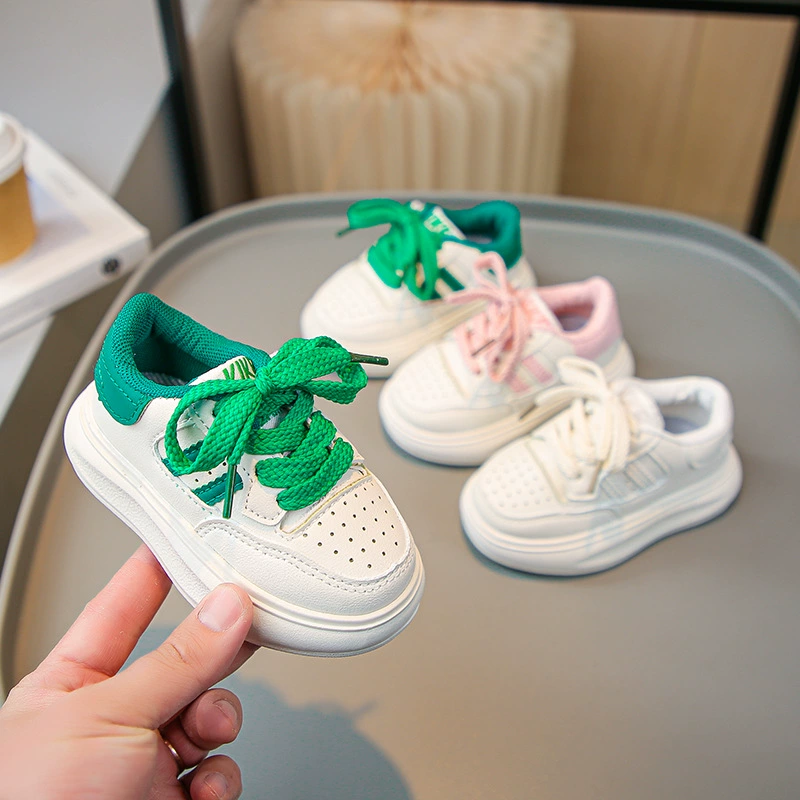 2024 весенние новые детские белые туфли для девочек, модные легкие кроссовки для мальчиков с мягкой подошвой, Маленькие Средние детские туфли для досок