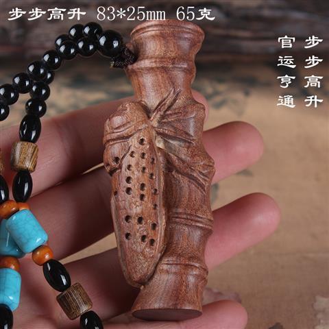 手でラオスの黄花梨の手を彫刻します。|undefined