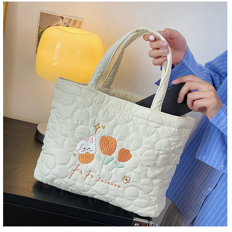 2023 Borsa da donna nuova Borsa a mano con coniglio tulipano ricamato Borsa da ascella per pendolari per ragazza carina cartone animato di grande capacità_voghion.com