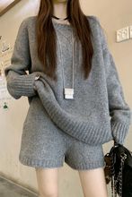 慵懒松弛感套装奶白色宽松长袖套头毛衣女冬季针织直筒短裤两件套