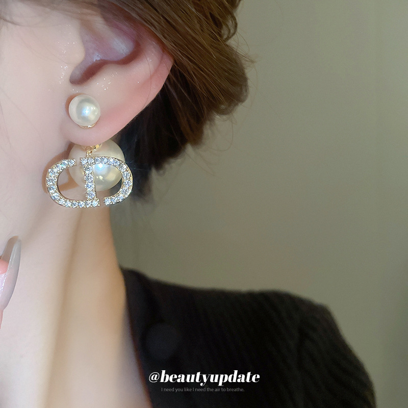 Pendientes de perlas con letras de aguja plateada de oro real Pendientes de dos accesorios para mujer Pendientes de temperamento de moda Lujo ligero Sentido de alta gama