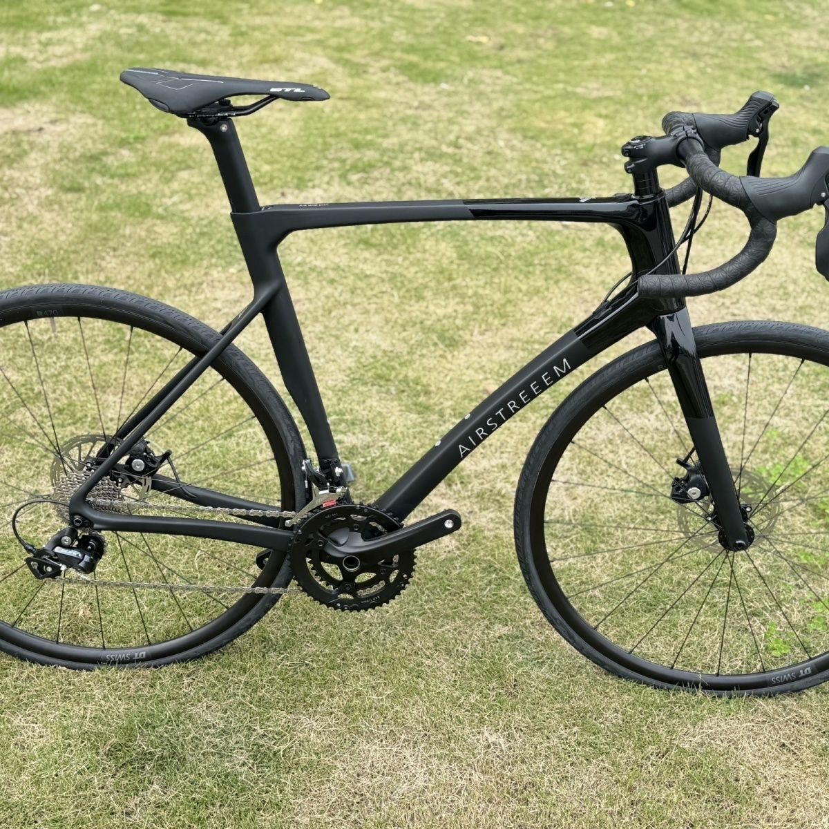 Airstreeem Carbon Fiber 700C Road Bike Campus Variable Speed Lightweight Bicycle 18-Speed Men's and Women's Wind-Breaking Ultra-Light