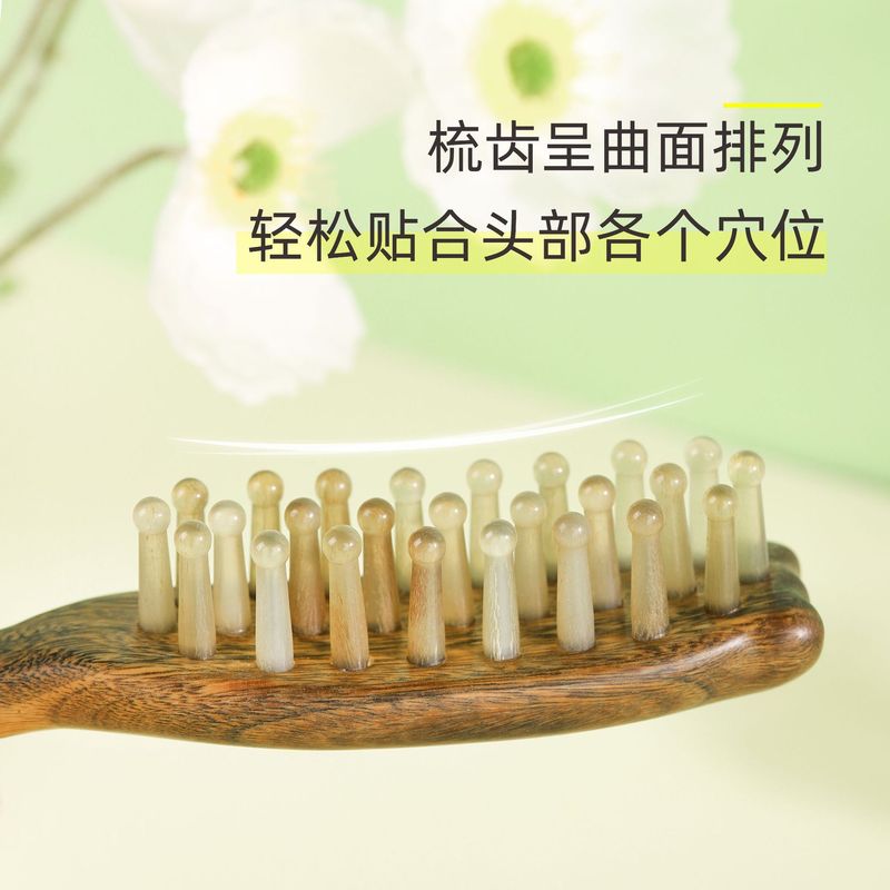 牛の角の櫛のクランクの歯を挿して頭皮の家庭のブラシをマッサージします。|undefined