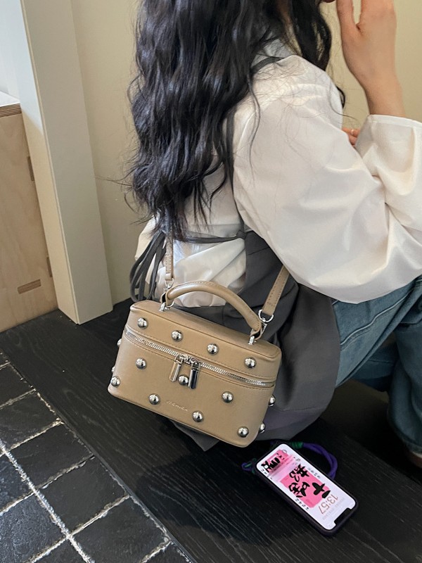 Bolsos portátiles de textura alta para mujeres 2026 nuevos nichos transfronterizos de diseño remaches de moda versátil bolso de mochila