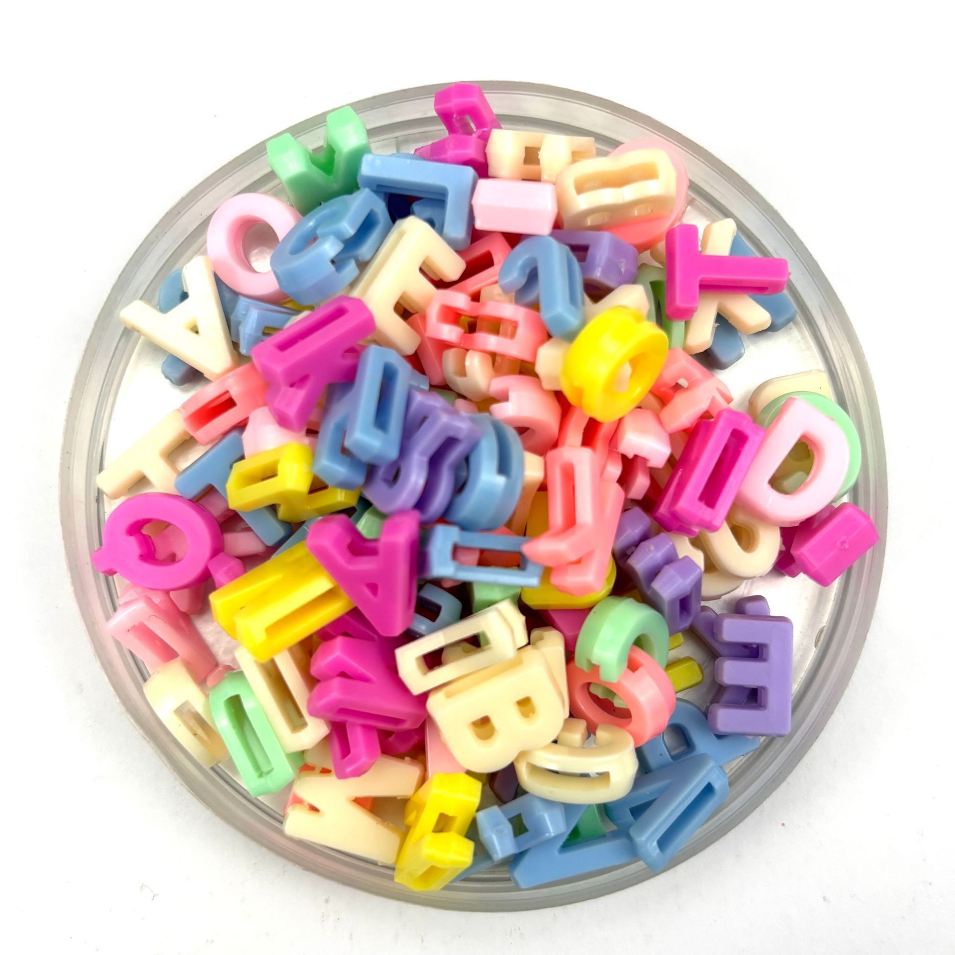 亚克力彩色树脂字母扁珠平孔卡通26个英文横孔字母珠串珠DIY饰品