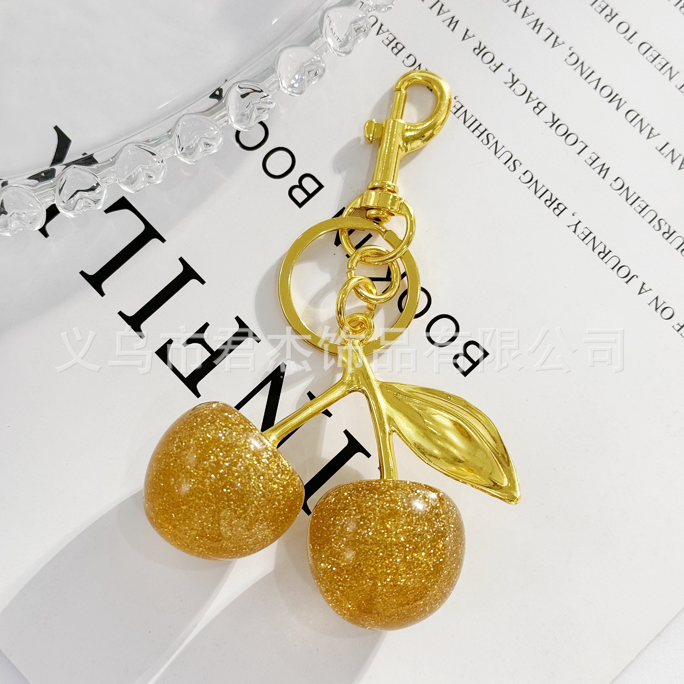 さくらんぼのキーホルダーアクセサリーのバッグのストラップがおしゃれで美しい水晶樹脂車センチ車のキーホルダーの女性