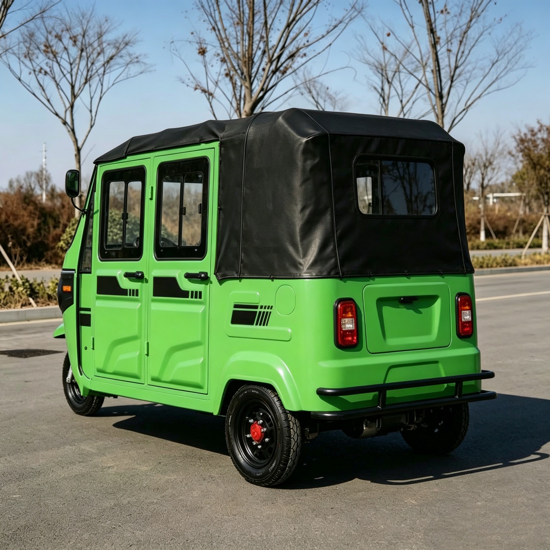 Durable fuel-powered three-wheeled dudu vehicle for cross-border export to Africa and Southeast Asia, passenger transport vehicle with thickened enclosed cabin