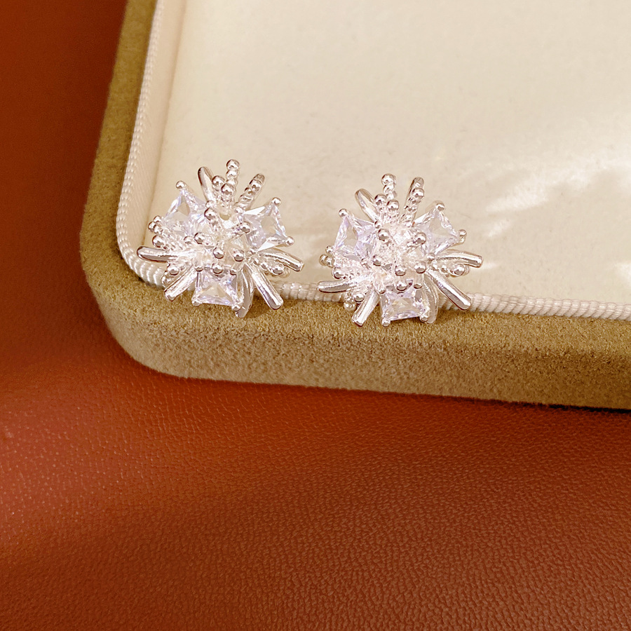 Agujas de plata, pernos de flores de piedra, personalidad simple, nicho, aretes de moda, aretes de lujo ligero, aretes de alta calidad al por mayor.