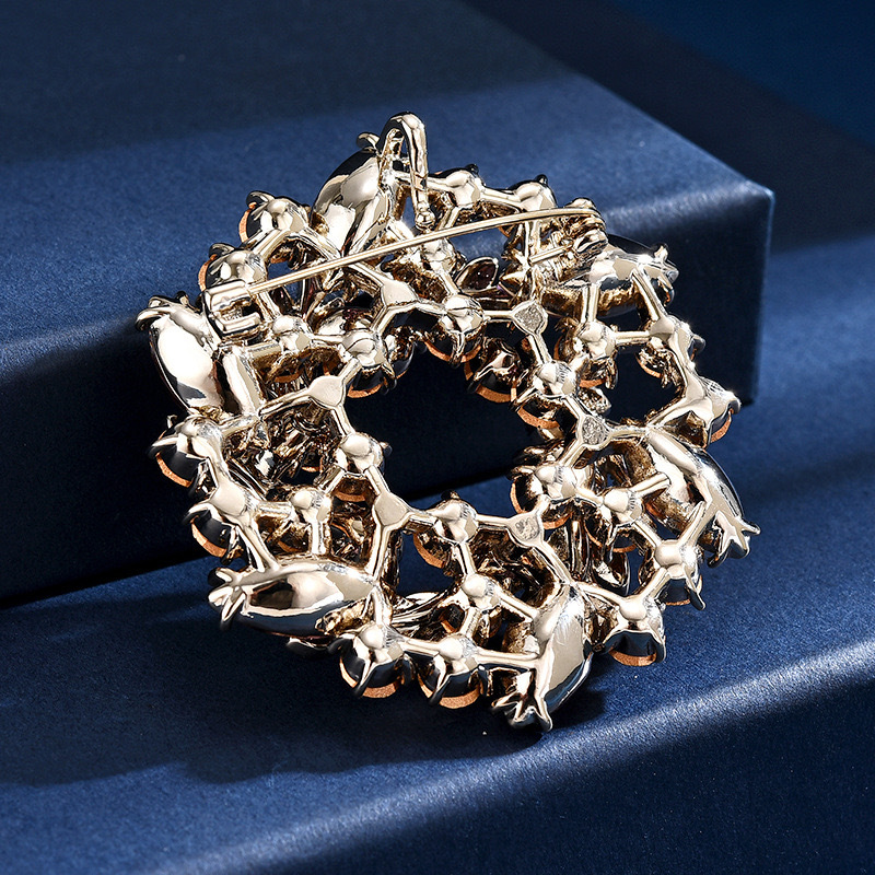 Elegante Damenbrosche Mit Blumenkranz Und Funkelnden Kristallen_voghion.com