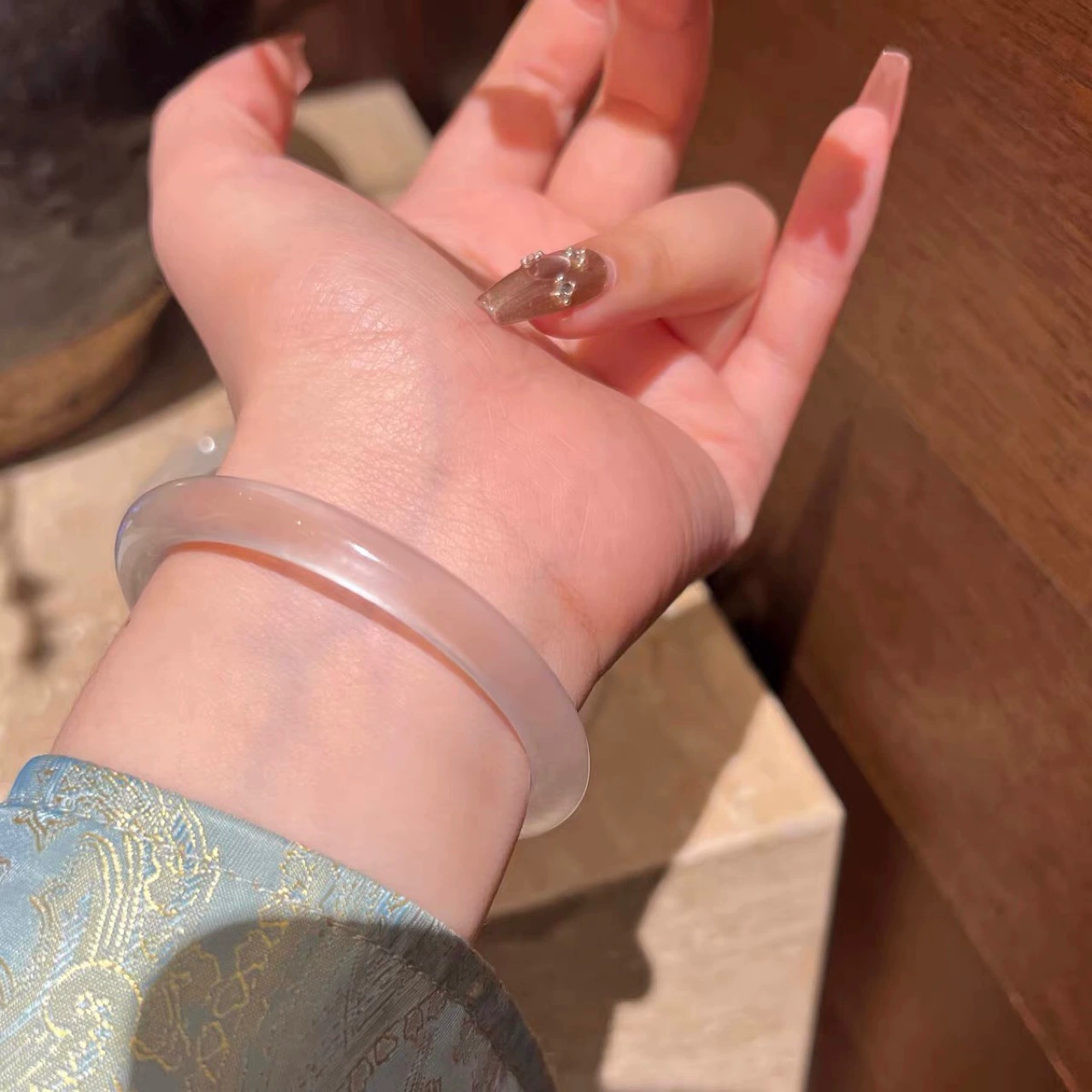 Красочная полоска камня natuurlijke jade, сохранение красоты, холодный блеск, снежинка, хлопок, шампанское золото, широкий ободок, круглая полоса, маленькая красная книга, популярный стиль