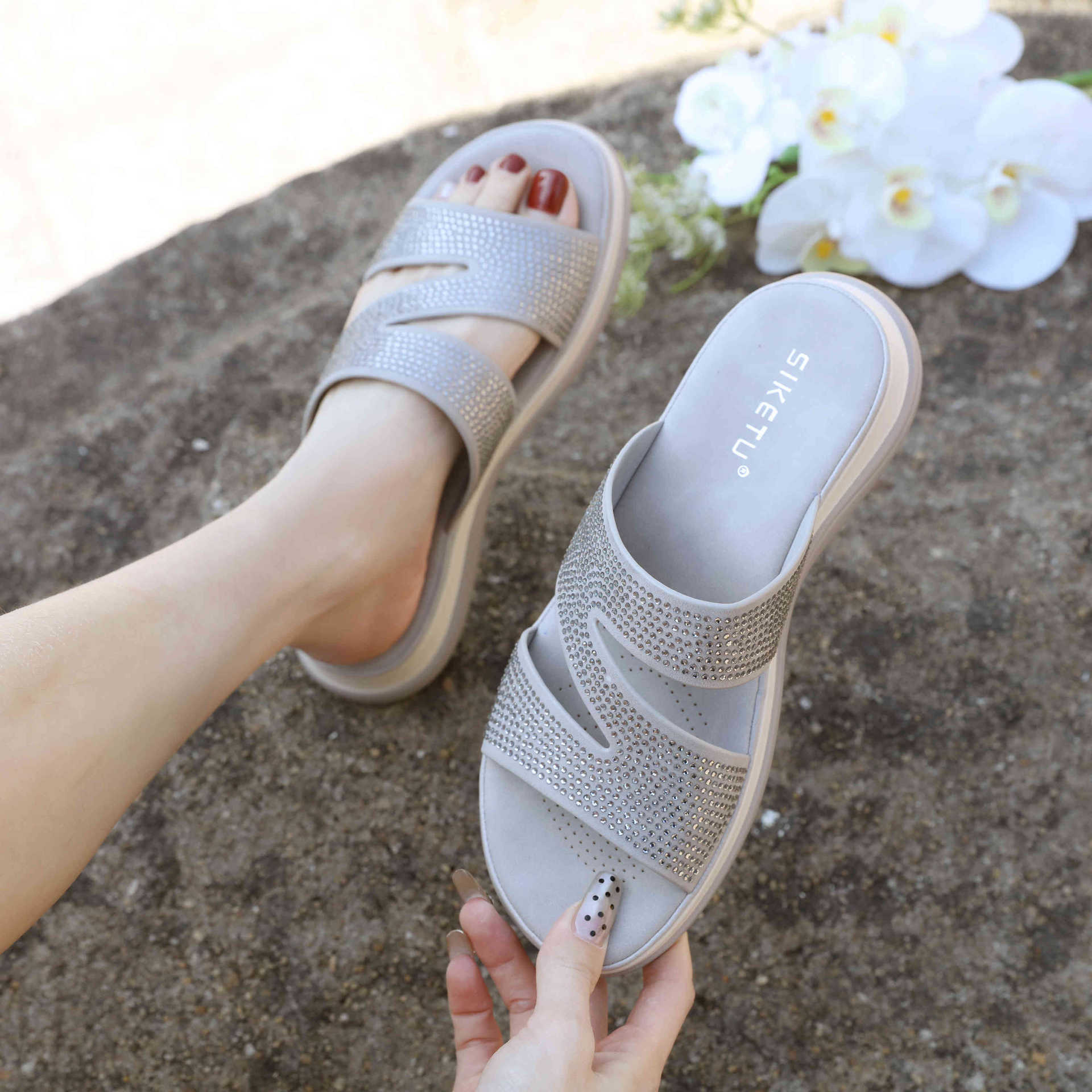 4003-2 Amazon nuevo 2025 Europa y los Estados Unidos de diamante grueso fondo transfronterizo tamaño grande ligero dulce zapatillas mujeres al por mayor