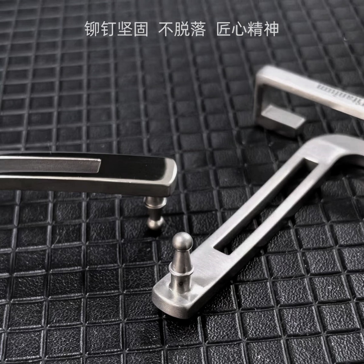 純チタンベルト男平滑ボタン牛革青年頭層牛革シンプルカジュアルファッションベルト金属Tボタンアルファベット