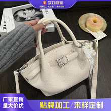 时尚高级感手提水桶包气质潮流风单肩包潮流洋气通勤包斜挎女士包