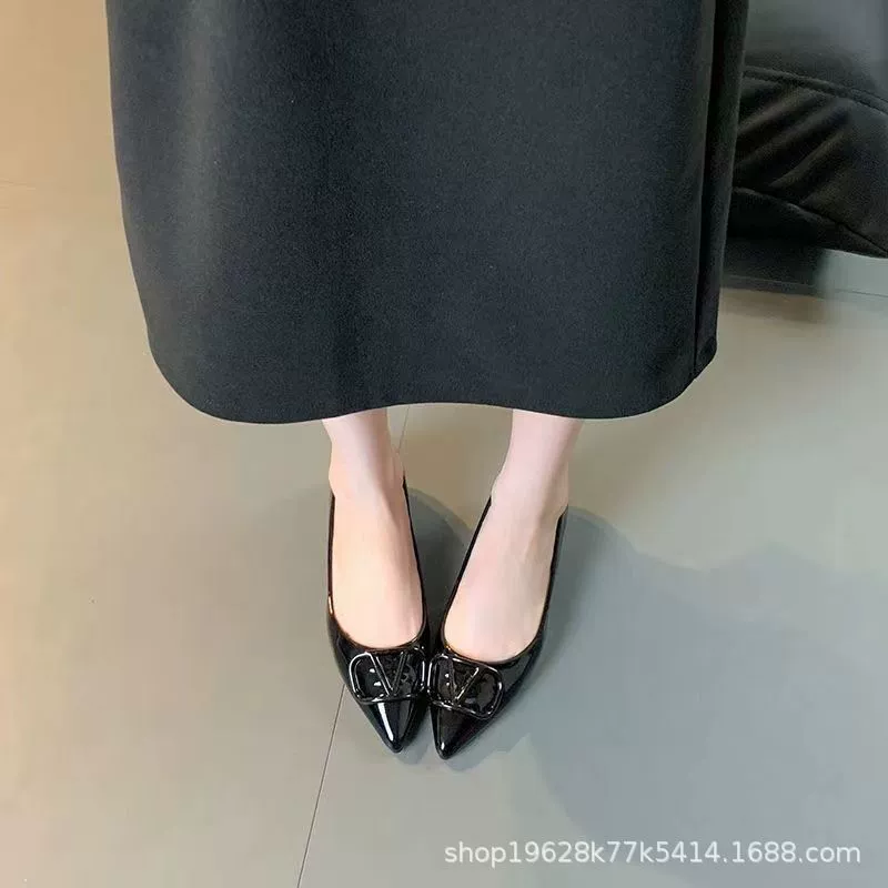 Обнаженные французские туфли на плоской подошве женские весна и осень 2024 новая мода большой размер заостренной, неглубокая мягкая подошва, дикая одиночная обувь