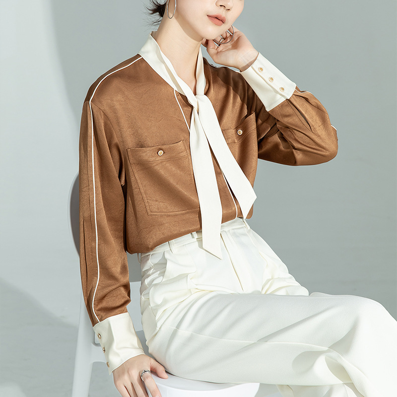 Áo sơ mi nữ dài tay chất liệu acetate satin phối ruy băng cổ, dáng ôm — Màu cà phê