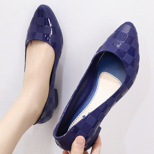 Anti-slip wedge sandals for women, summer fashionable outdoor style, internet celebrity chunky heel, fairy closed-toe shoes, mid-heel single shoes, pointed toe jelly soft-soled