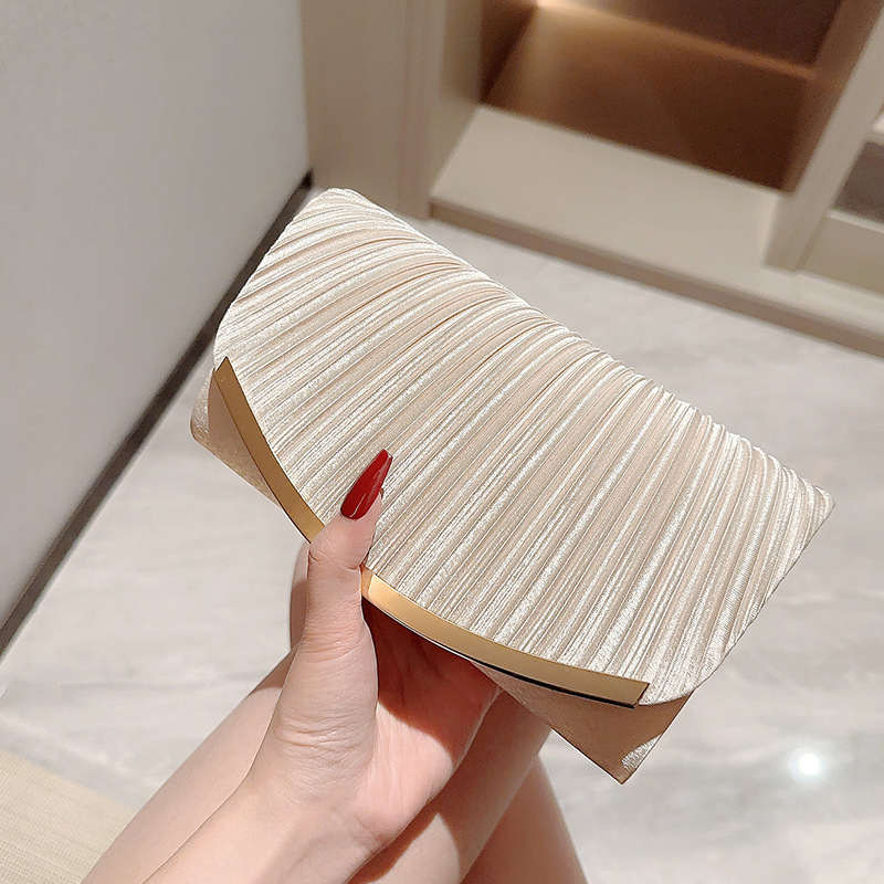 高級感のある宴会のドレスは欧米のハンドバッグを持っています。|undefined
