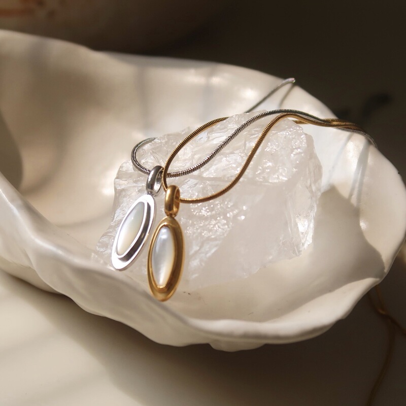 With Yu Ma eye shell necklace mother shell snake bone chain simple versatile clavicle chain gold and silver non-fading live foreign trade With Yu Ma eye shell necklace mother shell snake bone chain simple versatile clavicle chain gold and silver non-fading live foreign trade