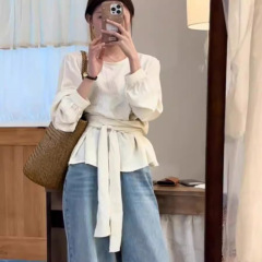 韓国系のデザイン感のあるベルトは腰の長袖のシャツの婦人服の春の夏の新型のファッションの気質のゆったりしている上着を収めます。