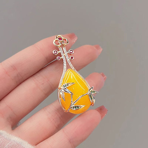 Antique pipa high-end luxury brooch design anti-exposure pin musical instrument retro autumn and winter coat corsage