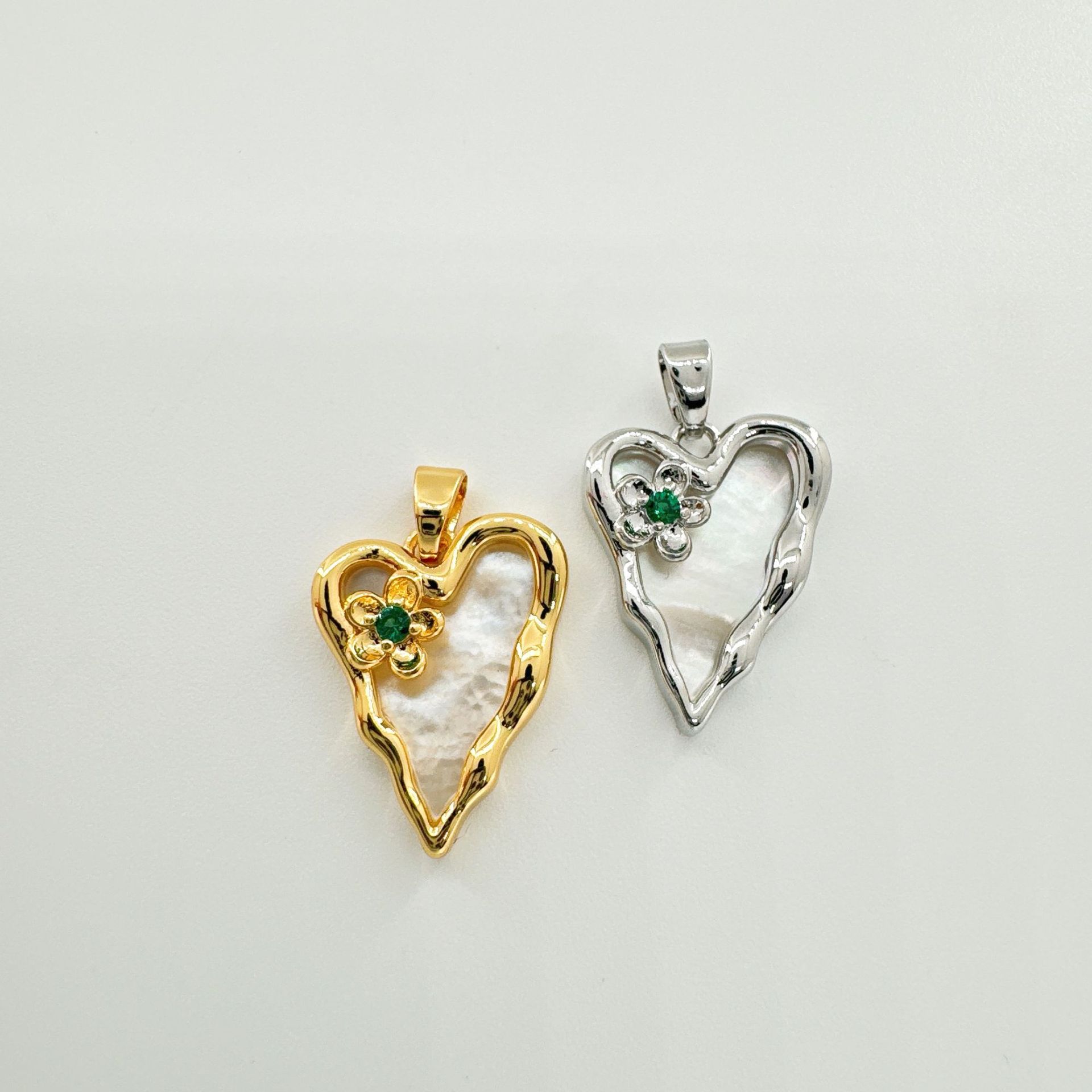 7g Weight Pendant Jewelry Making Type 21mm Jewelry Making Size Shell, Zircon Inlay Material DIY Jewelry Accessories Classification 1 Piece Quantity Copper Material Heart Shape, Flower Pattern Inlay Design Simple Style, IG Style Style 1 Piece 21mm Copper Shell Zircon Heart Shape Flower Pendant 4