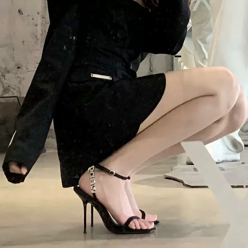 Женские летние босоножки 2025 года, элегантные, нишевые, в стиле знаменитостей, французские, сексуальные, черные, на высоком каблуке, с одним ремешком.