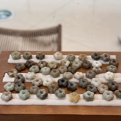 Qiemu Sugar and Hotan Jade Small Flower Buckle Accessories for DIY Handicrafts, Small Pendants, Bracelets, and Bead Spacers