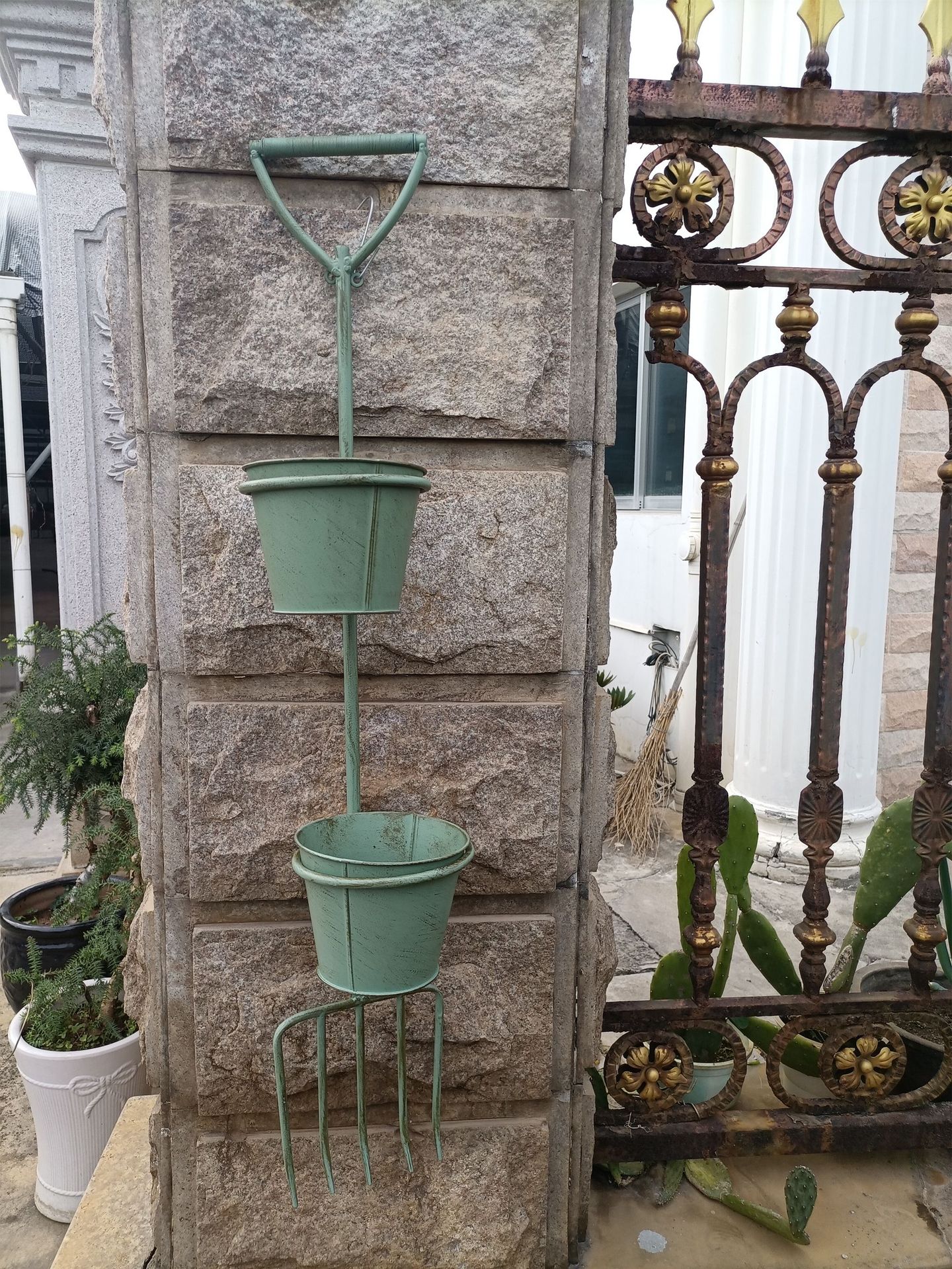 녹색 두 배럴의 벽걸이 오래된