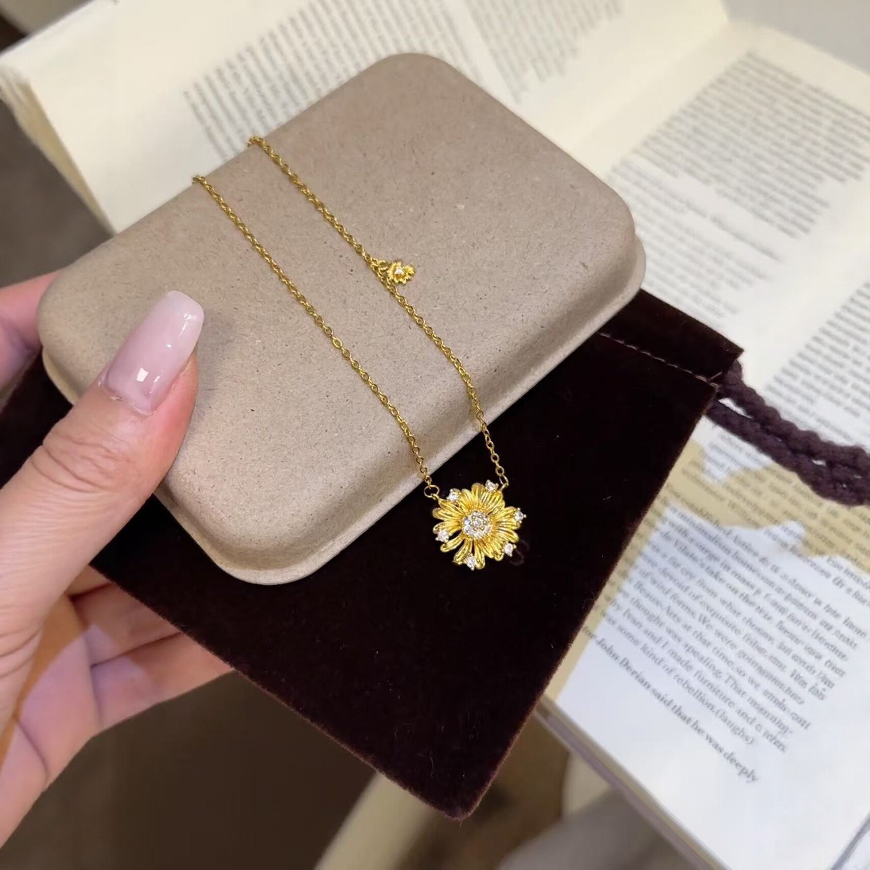 Sand Gold Non-Fading Daisy Necklace for Women, Light Luxury High-End Jewelry, Niche Design Pendant, Clavicle Chain Necklace