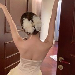 白鳥の湖プリンセスBallet! 雰囲気感のある羽の花が髪をつかんでいます。
