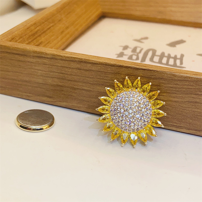 Sunflower Magnetic Buckle Brooch High-end Women's Crystal Corsage Anti-glare Buckle Personalized Collar Pin Clothes High-end Sense Accessories