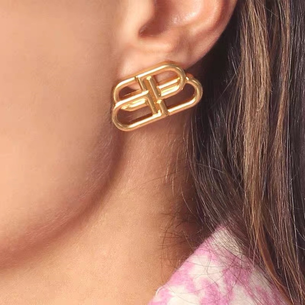 Retro Metal Texture Brass Letter B Earrings display picture 1