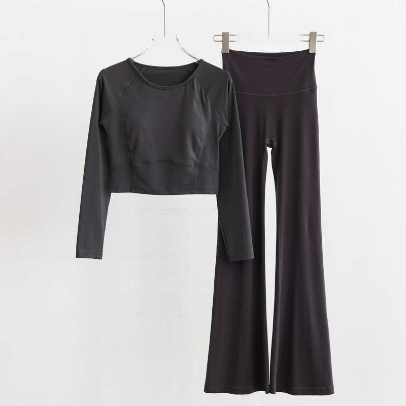 Yoga outfit set: short-length top with built-in chest pads, long-sleeved, figure-hugging fitness top, high-waisted, tummy-control athletic training pants with a slight flare Yoga outfit set: short-length top with built-in chest pads, long-sleeved, figure-hugging fitness top, high-waisted, tummy-control athletic training pants with a slight flare