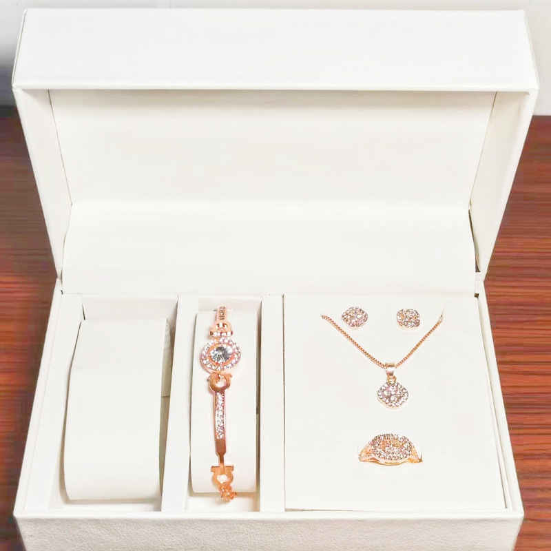 Набор из четырех предметов гипсофилы медного цвета (ожерелье, кольцо, серьги и браслет), который не выцветает.