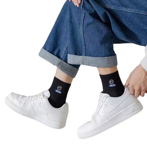 Solid color smiley socks for men in spring and autumn sports style mid-length socks for boys casual all-match long socks ins trendy and simple