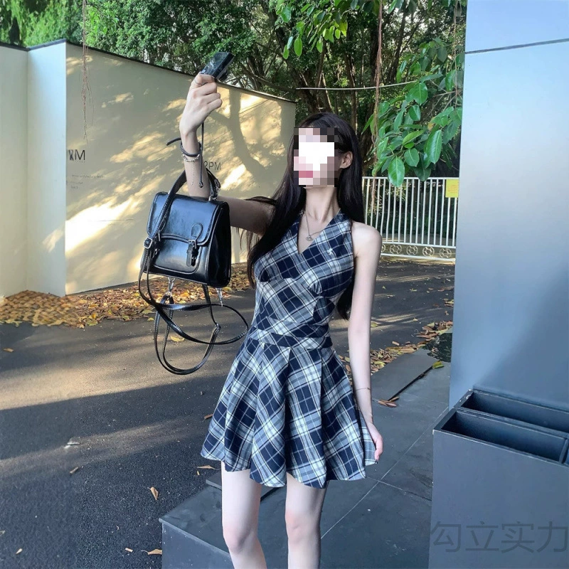 黑白格子v领挂脖系带连衣裙女夏季2025新款甜辣妹收腰百褶A字短裙