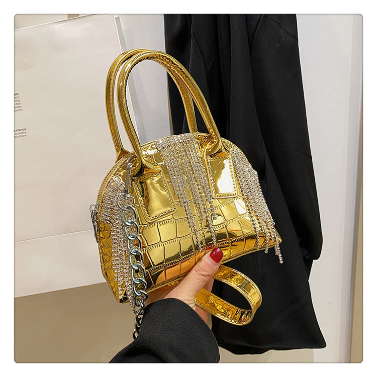 Femmes Faux Cuir Couleur Unie Vêtement De Rue Strass Gland Coquille Fermeture Éclair Sac Dôme display picture 3