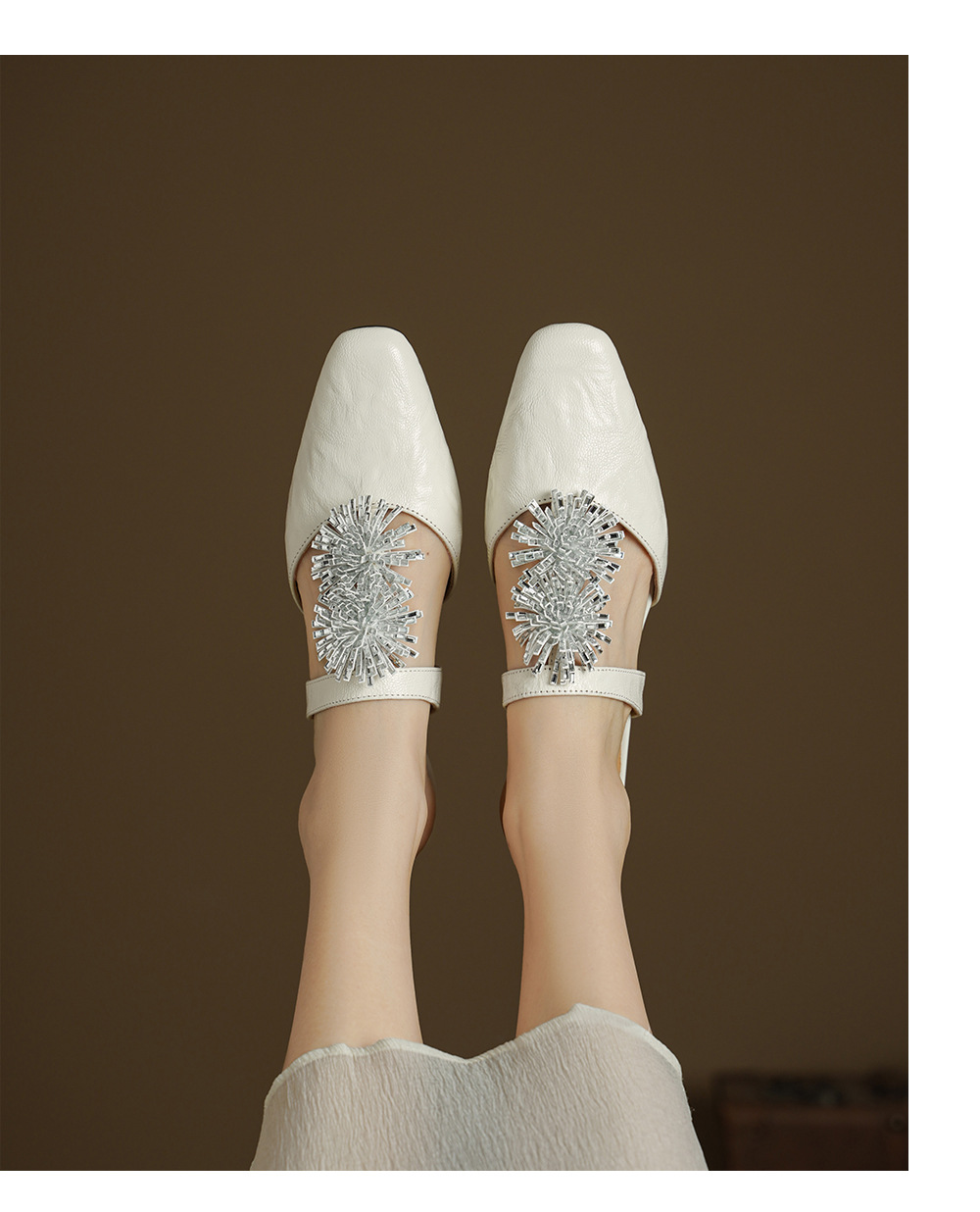 Dép sandal nữ xỏ ngón đế bệt mũi nhọn đính đá pháo hoa họa tiết hoa — Màu caramel cừu lật chi tiết 11