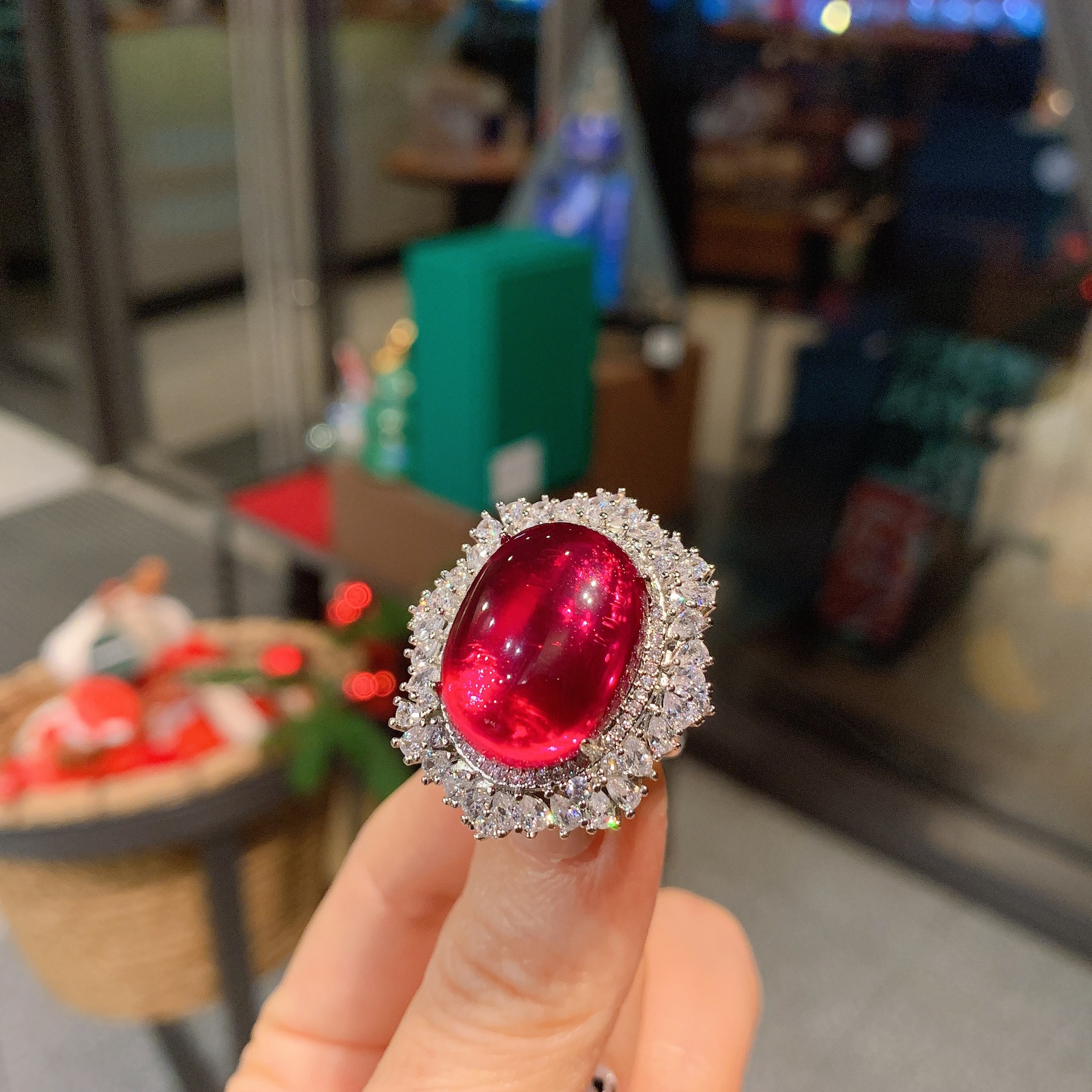 Zhuang Sheng joyería Venta caliente de la joyería en forma de paloma rojo sangre tesoro superficie llana incrustaciones de diamantes anillo colgante traje piedra principal 15*20